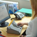 Cette photo montre un clavier de marque Maltron destiné à des personnes ayant une motricité réduite. Il est de forme semi-concave de façon à réduire les mouvements nécessaires.