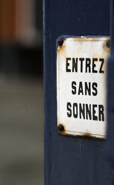 Entrez sans sonner, par Michele M.F. (CC BY-SA), via Flickr 