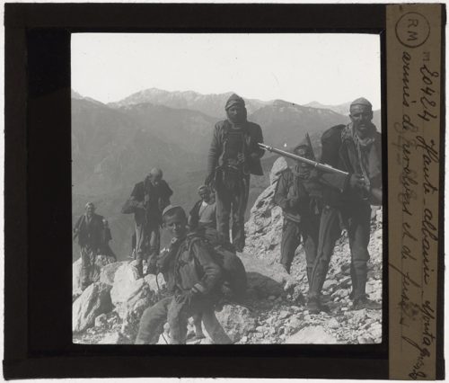 Exemple d'une photographie du fonds Colbert représentant des montagnards armés de fusils en Haute-Albanie