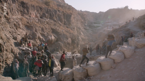 Des mineurs dans une mine de Cobalt. Image issue du documentaire d'Arte