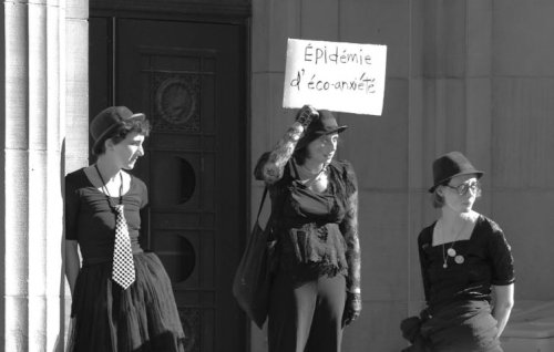 groupe de manifestantes brandissant une pancarte où l'on peut dire « épidémie d'éco-anxiété »