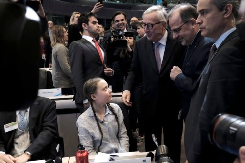 Greta Thunberg, activiste climatique suédoise de 16 ans, participe à l'événement du Comité économique et social européen. Assises elle est entourées d'adultes qui sont eux debouts